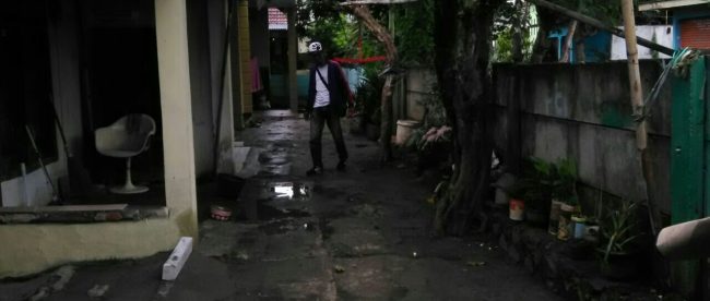 Warga melewati pagar pembatas perumahan Pesona Cilebut 1, Kabupaten Bogor (dok. KM)