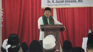 Ketua Fraksi PKS di DPR, Jazuli Juwaini memberi pidato pada acara Dialog Kebangsaan di Serang, Banten Sabtu 11/11 (dok. KM)