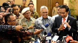 Joko Widodo memberikan keterangan kepada wartawan seusai menghadiri acara Pembukaan Simposium Nasional Kebudayaan tahun 2017 di Balai Kartini, Senin, 20 November 2017 (dok. Setpres)