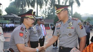 Kapolsek Leuwiliang I Nyoman Supartha (kiri) menerima penghargaan dari Kapolres Bogor, Jumat 17/11 (dok. KM)
