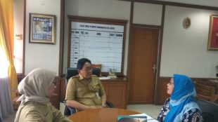 Komisioner KPAI Bidang Pendidikan Retno Listyarti saat pengawasan ke kelas ananda SB dan bertemu walikelasnya, Senin (13/11) (dok. KM)