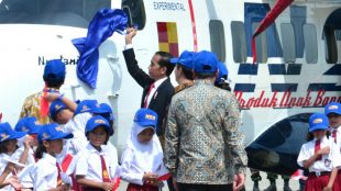 Presiden Joko Widodo meresmikan pesawat N-219 "Nurtanio" di Lanud Halim Perdanakusuma, Jakarta 10/11 (dok. KM)