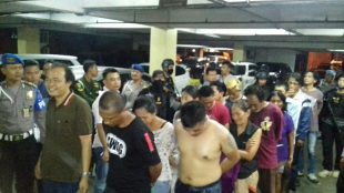 Sejumlah orang yang diduga pengedar narkoba yang terjaring operasi narkoba di Matraman, Jakarta Timur pada Sabtu 4/11 (dok. KM)