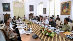 Rapat terbatas tentang perkembangan persiapan Asian Games ke-18 tahun 2018 pada Selasa, 21 November 2017, di Istana Kepresidenan Bogor, Jawa Barat (dok. Setpres)