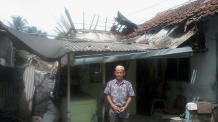 Uha, warga Desa Parakan yang rumahnya ambruk (dok. KM)