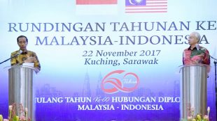 Presiden Joko Widodo bersama Perdana Menteri Malaysia Najib Tun Razak di Kuching, 22/11/2017 (dok. Setpres)