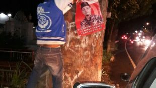Warga mencabut spanduk kampanye Bakal Calon Bupati Bogor di Jalan Raya Puncak (dok. KM)