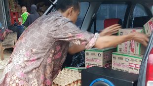 Muhammad Sayuti mengangkut bantuan makanan untuk para korban banjir dari tabungannya sendiri, Sabtu 2/11 (dok. KM)
