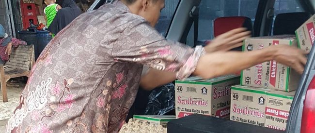 Muhammad Sayuti mengangkut bantuan makanan untuk para korban banjir dari tabungannya sendiri, Sabtu 2/11 (dok. KM)