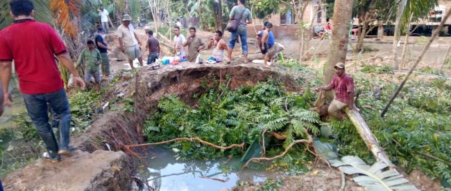 Warga Dusun Layang saat melakukan gotong royong menambal tanggul Sungai Keureutoe Jum'at (dok. Raz/KM)