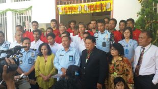 Foto bersama warga binaan dan Kalapas serta jajaran Lapas Kelas II B Cilodong Depok (dok. KM)