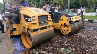 Polres Metro Tangerang Kota musnahkan 9.500 botol miras berbagai jenis dan merk, Rabu 13/12 (dok. KM)