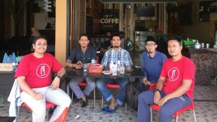 Irwansyah pengurus Komunitas Rampagoe berpose bersama anggotanya (dok. Ist/Raz/KM)