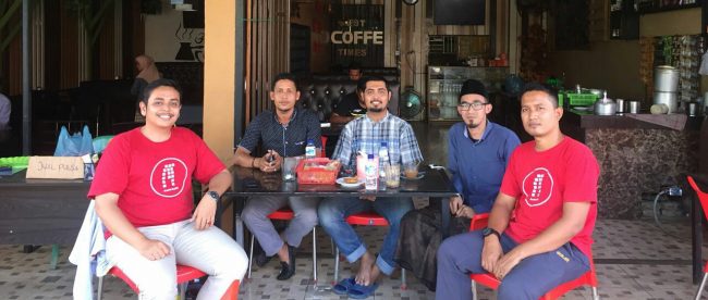 Irwansyah pengurus Komunitas Rampagoe berpose bersama anggotanya (dok. Ist/Raz/KM)