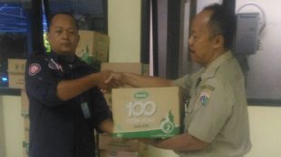 Bantuan bagi korban tanggul jebol di Kelurahan Jatipadang disalurkan oleh Dinsos DKI Jakarta, 12/12 (dok. KM)