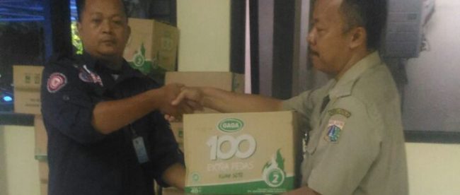 Bantuan bagi korban tanggul jebol di Kelurahan Jatipadang disalurkan oleh Dinsos DKI Jakarta, 12/12 (dok. KM)