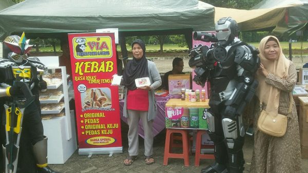 Foto bareng pedagang UKM dan robot animasi yang turut meramaikan suasana acara (dok. KM)