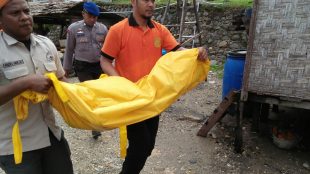 Satgas gabungan mengevakuasi jasad M. Al Khais (4) bocah yang tenggelam setelah hanyut terbawa arus Sungai Krueng, Langsa 5/12/2017 (dok. KM)