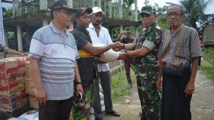 Dandim 0103/Aceh Utara, Letkol Kav Fadjar Wahyudi Broto didampingi Perwira Staf, mengantar langsung bantuan Sembako kepada korban banjir di tempat pengungsian di Lhoksukon, Aceh Utara. Selasa 5/12/2017 (dok. Raz/KM)