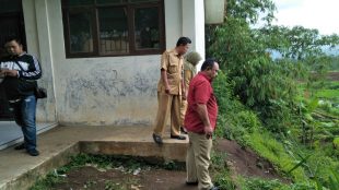 Balon Bupati Bogor Heri Ortega saat berkunjung ke SDN Lemahduhur, CIgombong, Bogor 27/11 (dok. KM)
