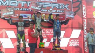 Penyerahan trofi oleh ketua Korwil IMI Aceh Timur Sulaiman, kepada Pemenang Kejuaraan Bupati Aceh Timur Cup Race 2017 (dok. KM)