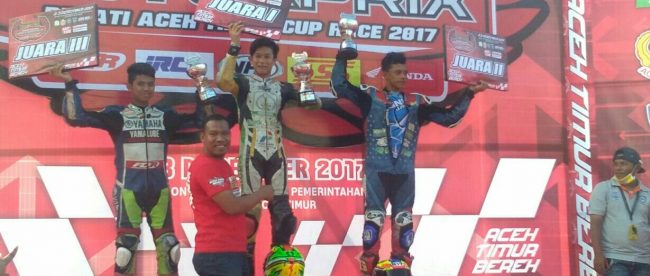 Penyerahan trofi oleh ketua Korwil IMI Aceh Timur Sulaiman, kepada Pemenang Kejuaraan Bupati Aceh Timur Cup Race 2017 (dok. KM)