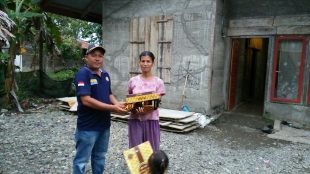 Warga menerima bantuan peralatan ibadah dari TKSK Nagan Raya, Aceh, Minggu 3/12 (dok. KM)