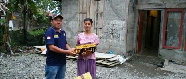 Warga menerima bantuan peralatan ibadah dari TKSK Nagan Raya, Aceh, Minggu 3/12 (dok. KM)