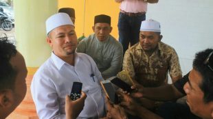 Ketua DPRK Aceh Utara H Ismail A Jalil sapaan akrab Ayahwa saat memberikan keterangan kepada pihak wartawan pada Peringatan Milad GAM Ke-41, sekaligus doa bersama dan santuni anak yatim. Senin 4 Desember 2017 di Mesjid wilayah Sagoe Raja Sabi (dok. Azhar/KM)