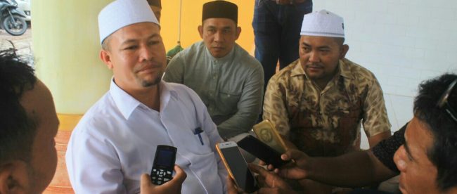 Ketua DPRK Aceh Utara H Ismail A Jalil sapaan akrab Ayahwa saat memberikan keterangan kepada pihak wartawan pada Peringatan Milad GAM Ke-41, sekaligus doa bersama dan santuni anak yatim. Senin 4 Desember 2017 di Mesjid wilayah Sagoe Raja Sabi (dok. Azhar/KM)