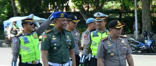 Kapolresta Bogor Kota Kombes Ulung Sampurna (kanan) memantau pengamanan Istana Bogor, Rabu 6/12 (dok. KM)