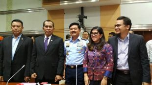 Marsekal Hadi Tjahjanto (tengah) bersama ketua dan sejumlah anggota Komisi I DPR RI usai rapat, Rabu 6/12 (dok. KM)