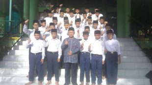 [08:28, 12/7/2017] Hero Akbar: KH. Ichsanudin bersama para Santri di halaman Masjid Ponpes Binaul Ummah (dok. KM)