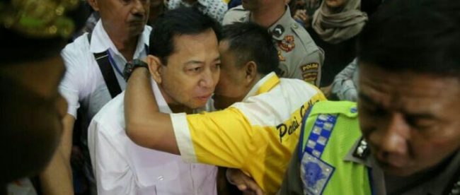 Ketua Presidium PLG Cupli Risman memeluk Setya Novanto usai persidangan, Kamis 14/12 (dok. KM)