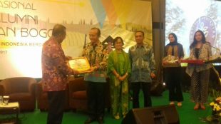 Menko Perekonomian Darmin Nasution (kiri) saat menghadiri Munas ke-V HA-IPB (dok. KM)