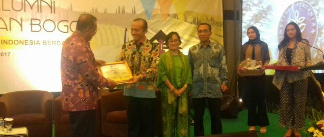 Menko Perekonomian Darmin Nasution (kiri) saat menghadiri Munas ke-V HA-IPB (dok. KM)