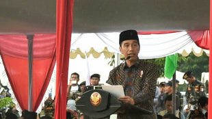 Presiden Joko Widodo memberikan sambutan pada acara Apel Kebangsaan Pemuda Islam Indonesia di pelataran Candi Prambanan, Yogyakarta, Sabtu 16/12 (dok. KM)