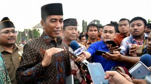 Presiden Joko Widodo memberi keterangan kepada wartawan usai acara Apel Kebangsaan Pemuda Islam Indonesia di pelataran Candi Prambanan, Kabupaten Sleman, Yogyakarta (dok. Setpres)