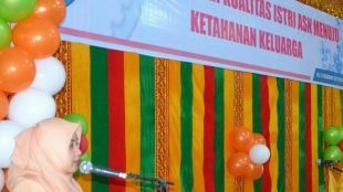 Ketua DWP Aceh Timur saat membacakan Sambutan Ketua DWP Pusat, Kamis 21/12 (Ist)