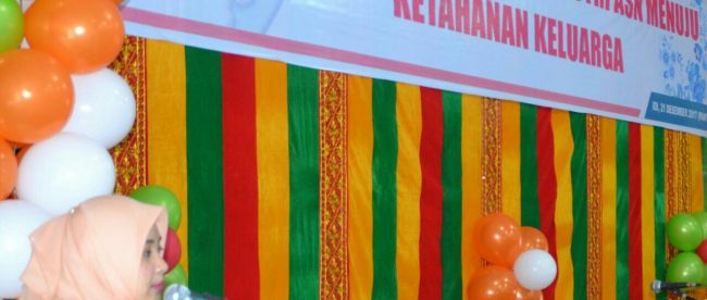 Ketua DWP Aceh Timur saat membacakan Sambutan Ketua DWP Pusat, Kamis 21/12 (Ist)