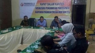 Ketua Panwaslu Aceh Utara, Yusriadi didampingi Muhammad Furqan dan T Yuherli, Korbid Pencegahan dan Hubungan Antar Lembaga dalam kegiatan Sosialisasi Pengawasan Partisipatif Pemilu 2019, di kantor PanwasluÂ  Lhoksukon Aceh Utara, Jumat 22/12 (dok. Raz/KM)
