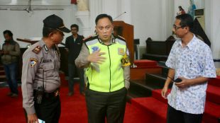 Kapolresta Bogor Kota Kombes Ulung Sampurna Jaya (tengah) saat sterilisasi gereja di Kota Bogor, Minggu 25/12 (dok. KM)