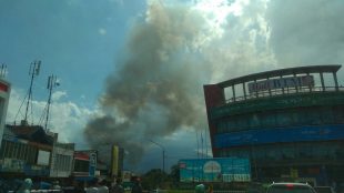 Asap mengepul dari lokasi kebakaran di Kampung Gudang, Kota Bogor, Senin 25/12 (dok. KM)