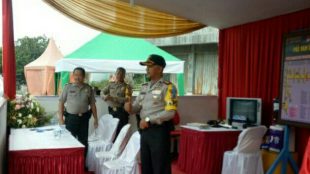 Wakapolresta Bogor Kota AKBP Rantau Isnur Eka memeriksa pos pengamanan Ops Lilin Lodaya 2017, Senin 25/12 (dok. KM)