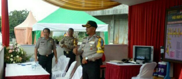 Wakapolresta Bogor Kota AKBP Rantau Isnur Eka memeriksa pos pengamanan Ops Lilin Lodaya 2017, Senin 25/12 (dok. KM)