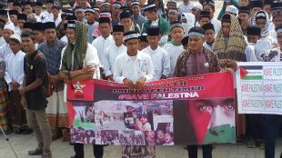 Aliansi Ormas Aceh Timur menggelar Aksi Protes di Halaman Mesjid Agung Idi Rayeuk, Kabupaten Aceh Timur, pada Kamis, 28/12/2017 (dok. KM)
