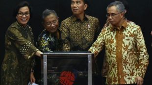 Presiden Joko Widodo menutup secara resmi perdagangan Bursa Efek Indonesia (BEI) di Gedung Bursa Efek Indonesia Jakarta, Jumat 29/12/2017 (dok. Setpres)Â 