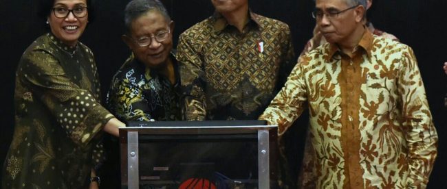 Presiden Joko Widodo menutup secara resmi perdagangan Bursa Efek Indonesia (BEI) di Gedung Bursa Efek Indonesia Jakarta, Jumat 29/12/2017 (dok. Setpres)Â 