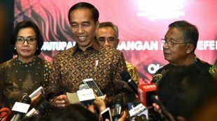 Presiden Joko Widodo memberi keterangan kepada wartawan usai menutup secara resmi perdagangan Bursa Efek Indonesia (BEI) di Gedung Bursa Efek Indonesia Jakarta, Jumat 29/12/2017 (dok. Setpres)Â 