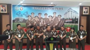 Jaksa Agung HM Prasetyo memberikan keterangan pers didampingi para Jaksa Agung Muda, Selasa 12/12 (dok. KM)